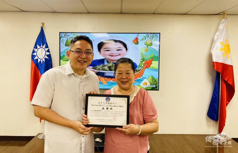 菲華文教服務中心主任莊博智（左）頒發感謝狀予講師黃美娟（右），感謝其用心規劃課程並分享端午文化與包粽技藝