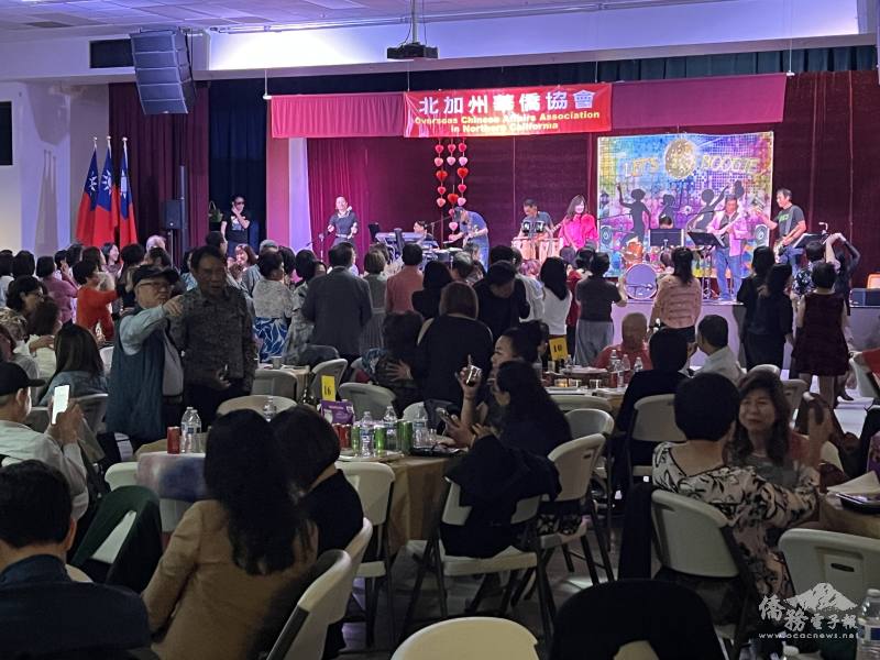 240位僑胞在輕鬆氛圍中以歌聲與舞步迎接週末夜晚。