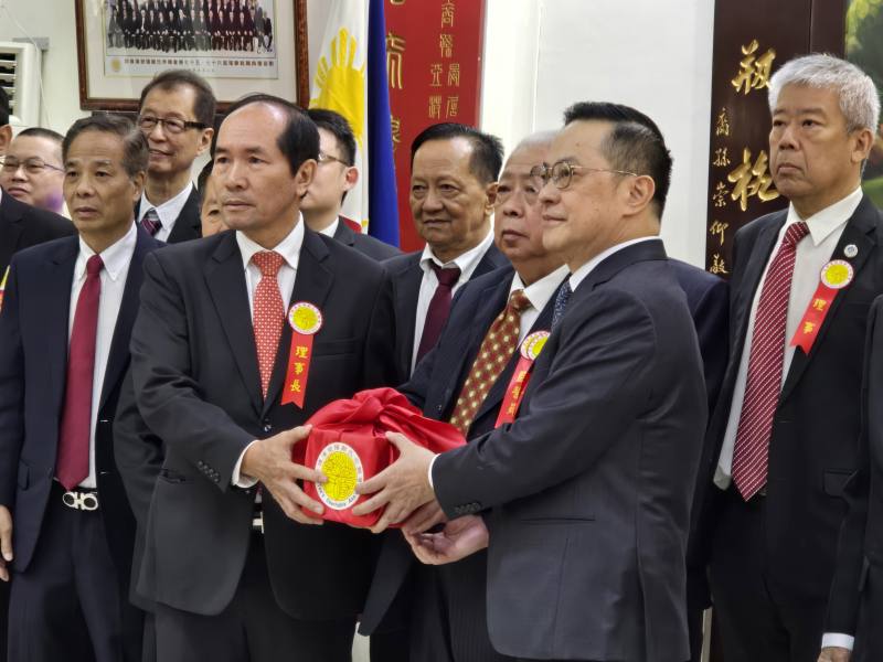 監誓員鄭淵國（中）見證印信交接儀式，卸任理事長鄭遠明（右）將菲律賓滎陽鄭氏宗親會印信移交予新任理事長鄭國賓（左）