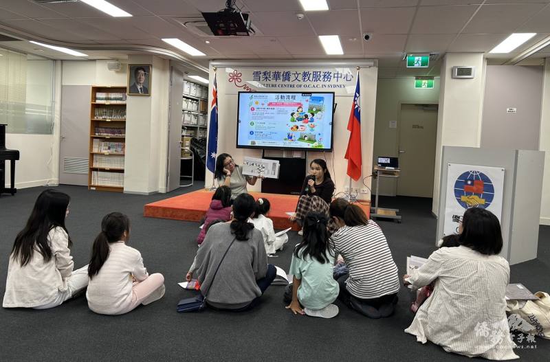 2位老師Penny及Eva導讀繪本《牆外的牆》