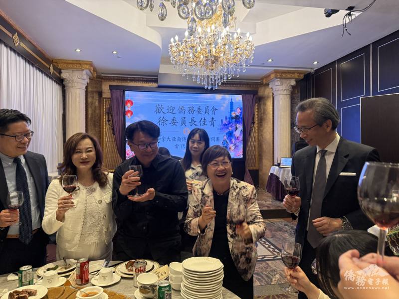 委員長逐桌向來賓致意，並為即將於5月31日登場的演出團隊加油打氣，現場氣氛熱絡