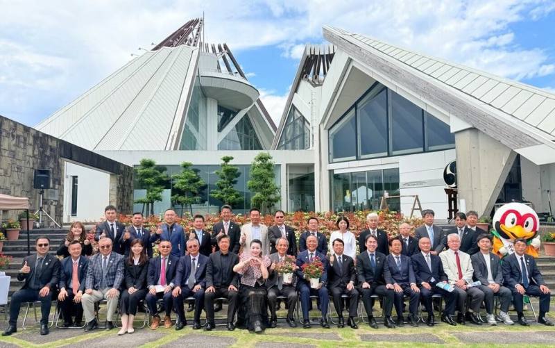 南投縣埔里鎮與日本鹿兒島縣出水市2017年締結姊妹市，31日在出水市辦理締結9週年紀念暨麒麟花捐贈儀式。（埔里鎮公所提供）