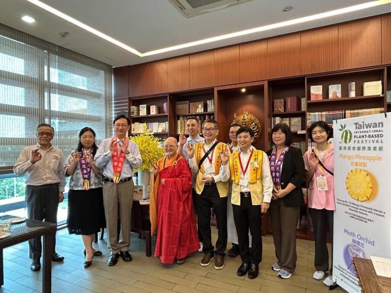 駐新加坡代表處結合農業部、台農發公司及米其林綠星餐廳陽明春天、新加坡佛光山等團體舉辦「台灣國際蔬食美食節」。駐新加坡代表童振源（左3）出席活動。（駐新加坡代表處提供）