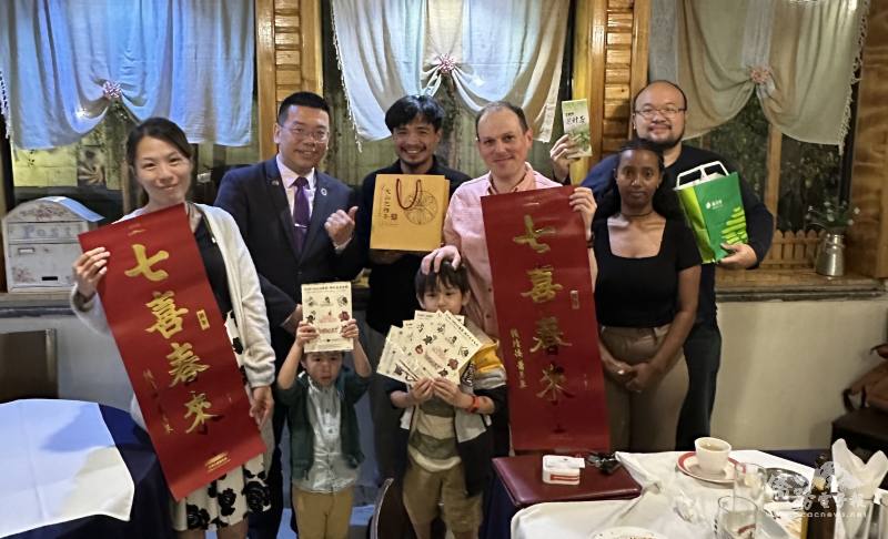 詹前校(後排左1)代表僑委會委員長徐佳青等各級長官問候阿迪斯阿貝巴僑界、簡介僑務委員會業務，瞭解衣索比亞急難救助協會近期會務推動情形