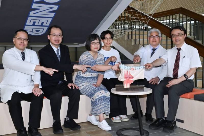 陽明交通大學與台北榮民總醫院組成的榮陽交研究團隊，在動物試驗中利用「去細胞化臍帶組織」，促進齒槽骨新生與牙周韌帶修復，有助於未來牙周病再生治療；目前團隊已取得國內專利，並展開國際專利布局。（陽明交大提供）
