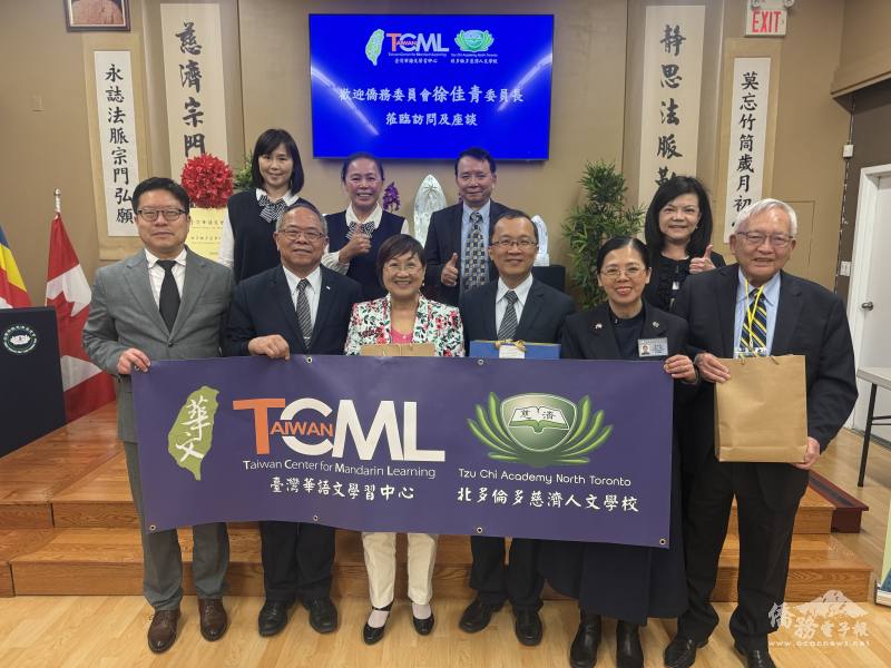 徐佳青與朱啓誠、王贊維、黃淑芳，以及黃淑珍、程安琪教師合影