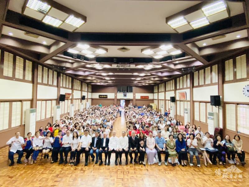 與會貴賓、學員及家長合影，現場逾400人熱情參與，展現菲律賓僑界對傳統文化教育的重視與支持