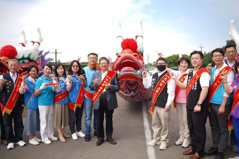 新竹縣2026縣長盃龍舟競賽19日在新豐鄉池和宮前池和湖登場，祈福暨下水儀式1日舉行，新竹縣長楊文科（左7）表示，競賽獎勵升級，提供參賽獎金，鼓勵民間團隊挑戰。（新竹縣政府提供）