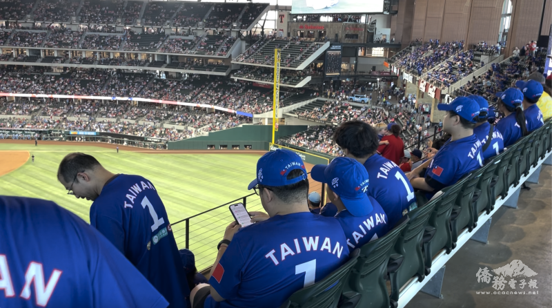 參加臺灣日的⺠眾