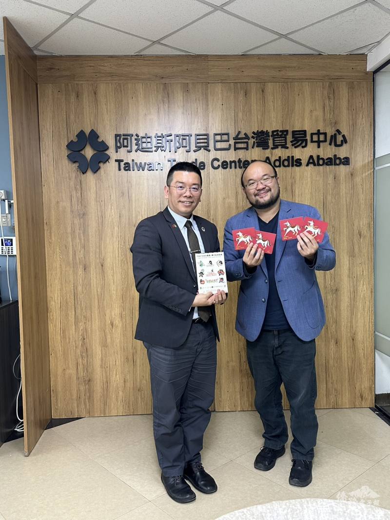 梁勝威(右)歡迎詹前校到訪，簡介阿迪斯阿貝巴臺灣貿易中心設立過程、主要業務範疇、協輔東非地區僑臺商企業實績等情況