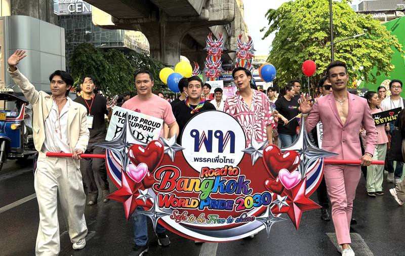 曼谷同志驕傲節今年以「驕傲地修補世界」為主題，31日展開同志大遊行，吸引人權組織與企業團體參與，氣氛熱烈。
