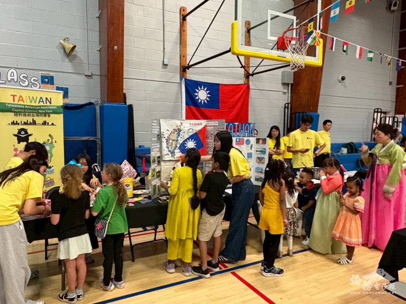 Students actively engage with the community—whether through crafts, presenting about Taiwan, or giving out aiyu (愛玉） jelly drinks.