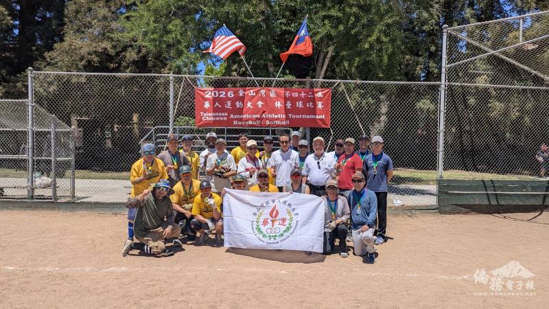 甲組冠軍及亞軍隊伍與華運會主任委員陳立功(站立前排右四)合影。(金山灣區華人運動大會提供)