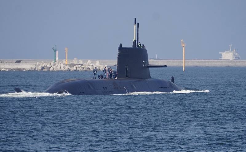 國造潛艦海鯤號舷號為「711」，1日上午於高雄港外再度進行出海測試。