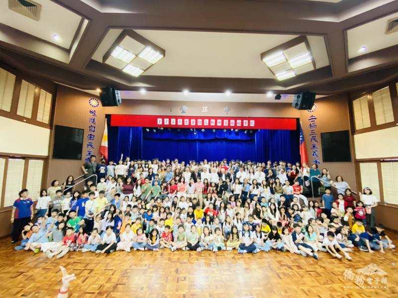 貴賓與暑期文教研習班學員開心合影，共同見證115年度暑期班正式開訓，展現文化傳承薪火相傳的精神