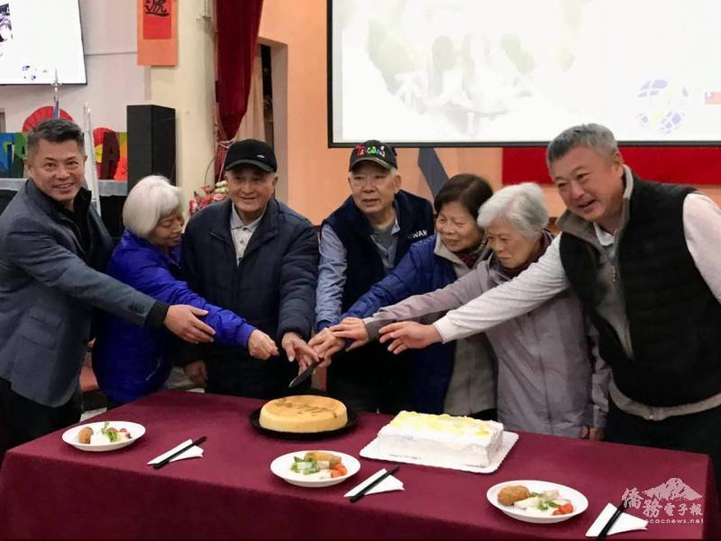 僑聯會為5、6月壽星獻上生日祝福，壽星們共同切蛋糕慶生，場面溫馨熱鬧