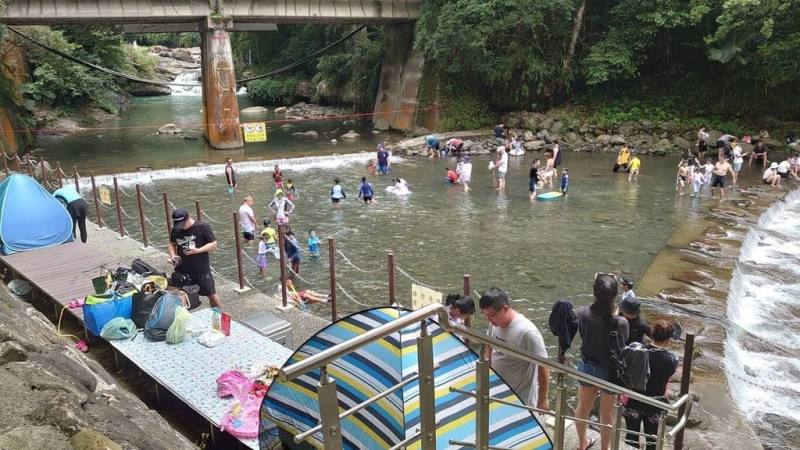桃園市復興區小烏來「宇內溪戲水區」將於6月6日至9月28日開放，桃園市政府風景區管理處表示，期間的6月及9月，只在例假日、休假日及國定假日開放；7、8月除週二公休外，其餘平、假日都開放，時間都是從上午9時到下午4時。（桃園市政府風景區管理處提供）
