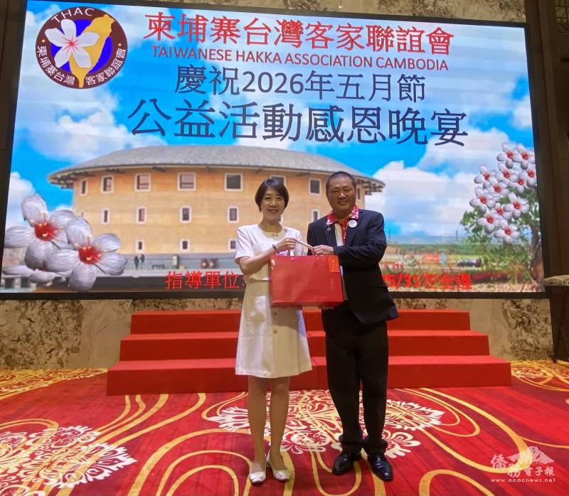 李姸慧（左）致贈禮品，由黃燕琪（右）代表接受，感謝該會深耕公益