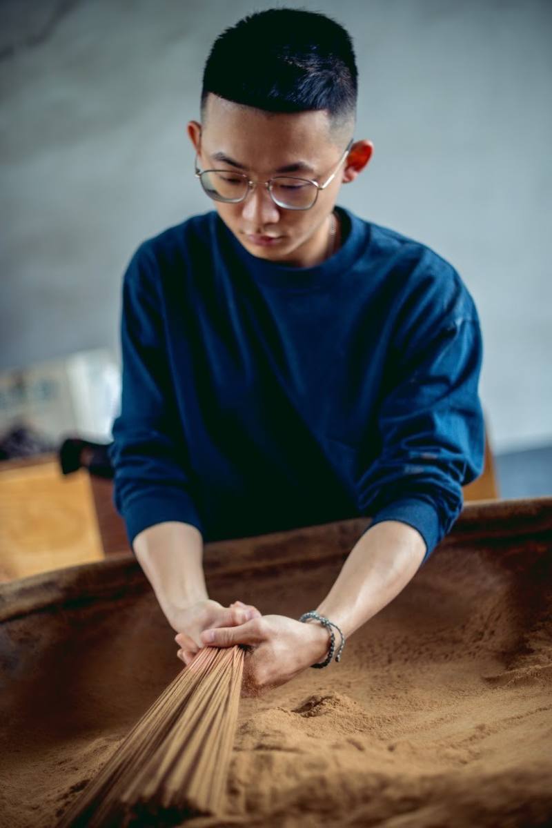 傳統線香需經過反覆沾粉製成。