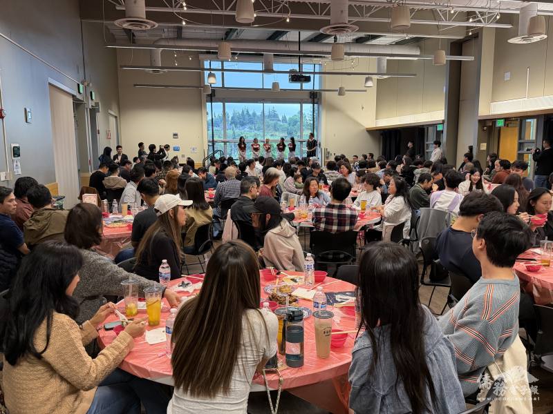 「樂天女孩」上臺演出，與僑胞們互動並進行有獎徵答
