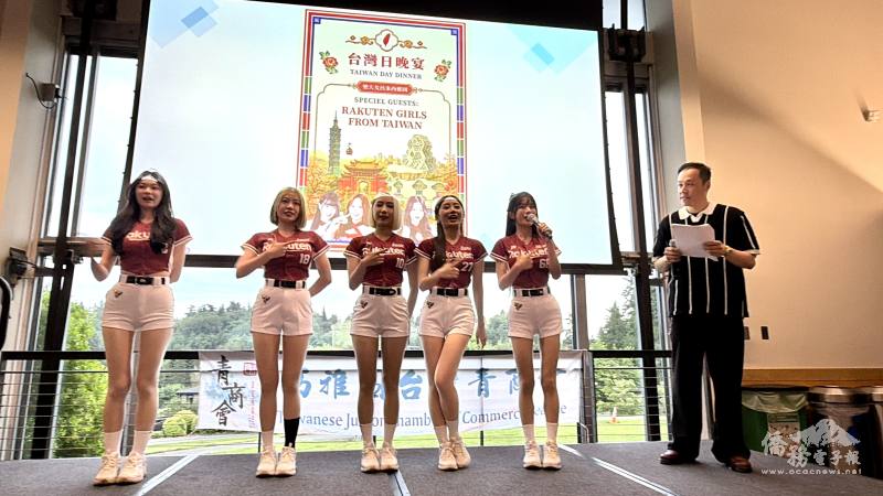 從臺灣遠道而來的桃猿職棒啦啦隊「樂天女孩」（Rakuten Girls）