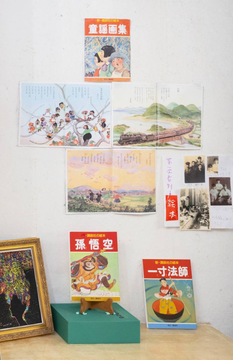鄭明進悉心保存著，兒時大哥在委託行買給他的日本講談社繪本。
在那久遠的年代，恐怕連「繪本」這詞都還沒有，民間更難有