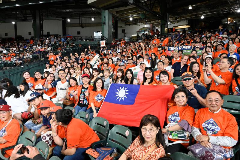現場民眾高舉中華民國國旗，為休士頓臺灣日活動加油喝采