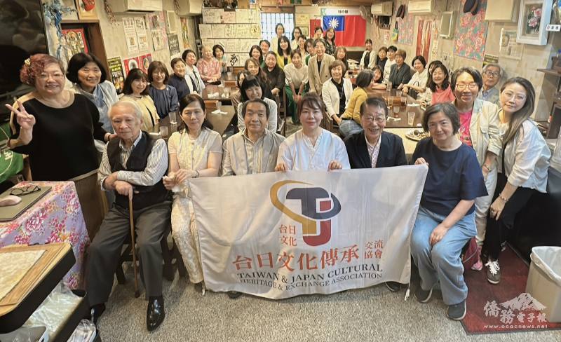 理事長西川修(左2)、會長正田千媛(左3)、院長本部千博(右3)