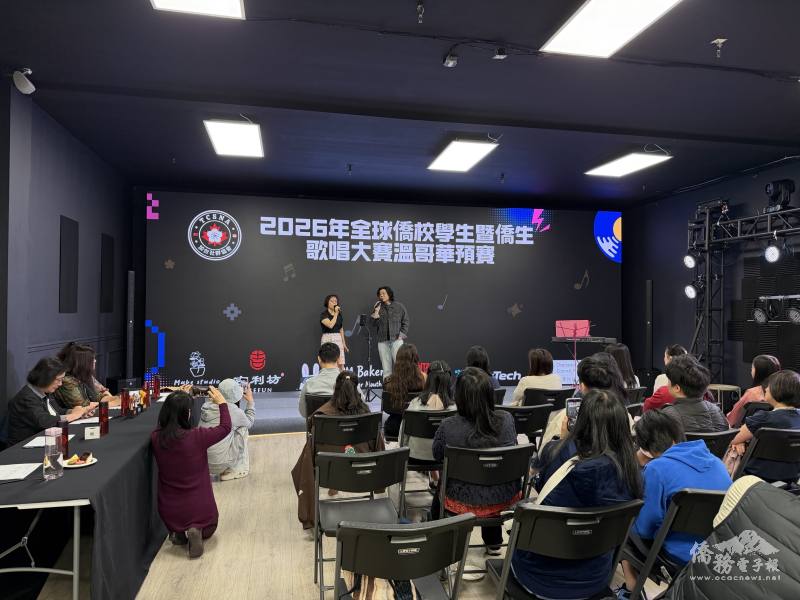 評審團Alex及Claudia現場教唱