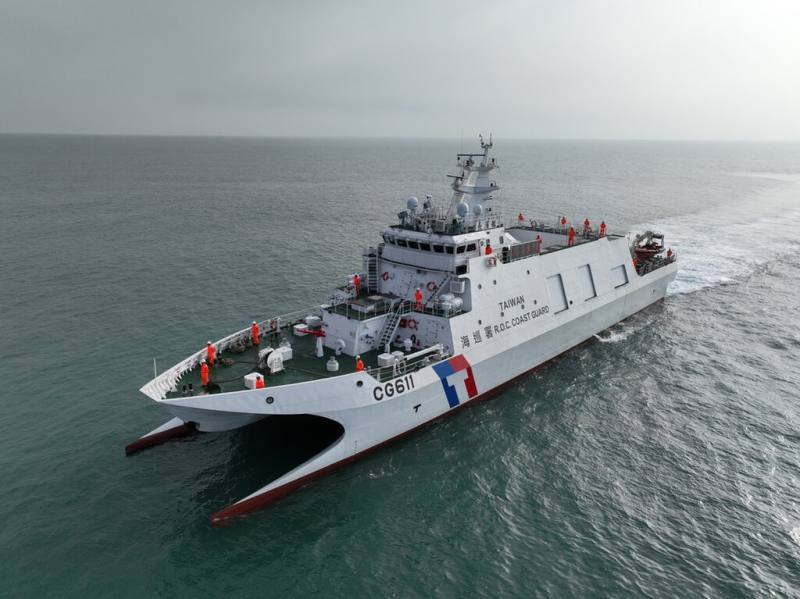 針對中國海警船於台灣東南海域編隊活動一案，海洋委員會海巡署1日表示，全程均於限制水域外航行，由海巡署長濱艦併航監控中。（海巡署提供）