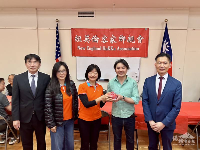 紐英倫客家鄉親會進行新舊會長交接；駐波士頓辦事處處長廖朝宏 (右) 及波士頓文教中心主任高家富 (左) 到場監交