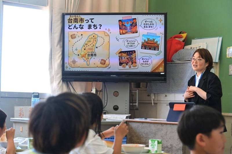 台南市政府直送當季金鑽鳳梨到日本友誼市富良野市等地，讓學生大快朵頤，學校也利用這個機會介紹台南市，培育雙方交流種子。（台南市政府提供）