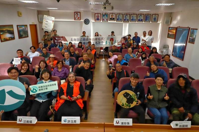 嘉縣鄒族獵人協會近日聲明持獵人證人員於狩獵活動中私自帶領遊客進入獵場，已違反自治公約，要求獵人共同遵守法令與自治規範。圖為鄒族獵人協會舉辦第6屆鄒族狩獵文化論壇時合影。（林保署嘉義分署提供）