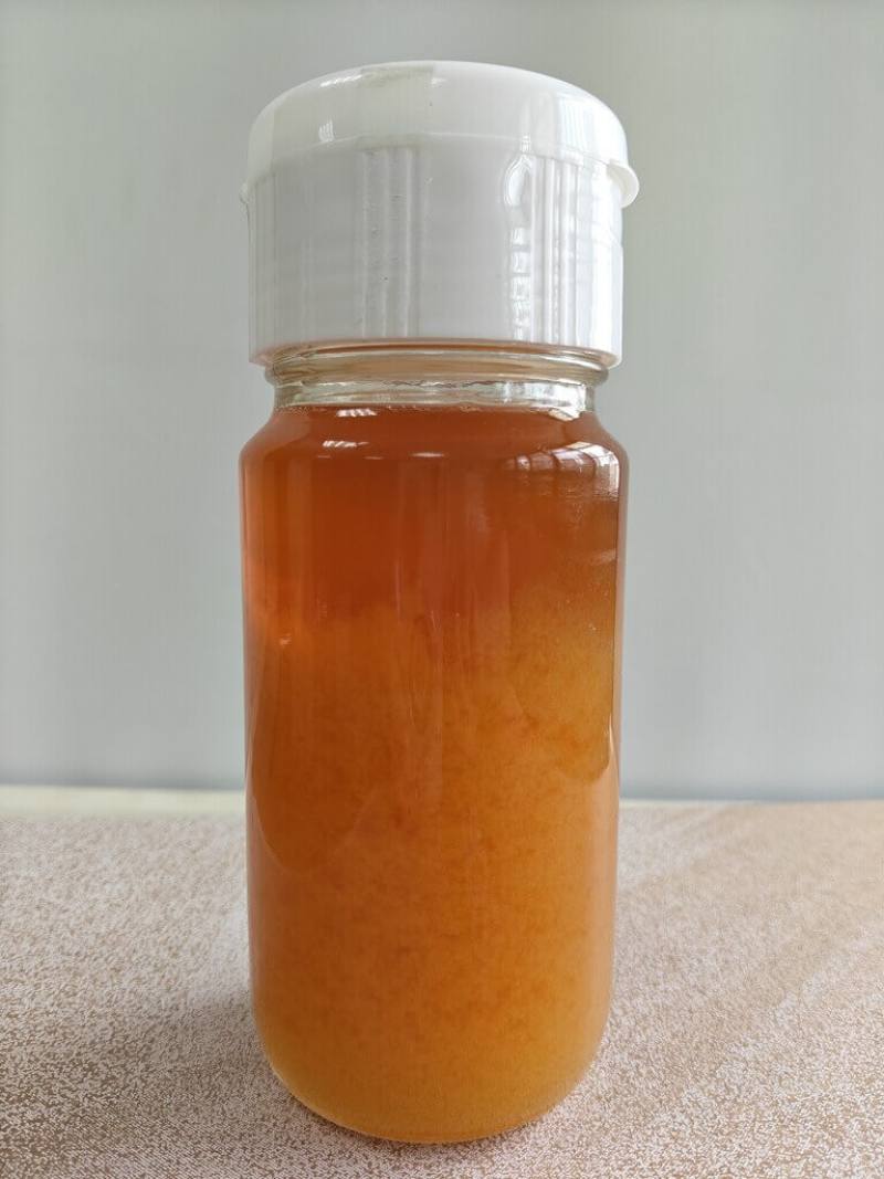 有些民眾看見購買的蜂蜜出現乳白色或顆粒狀結晶，誤以為壞掉。農業部農糧署說，這是自然的物理現象，反而是純正蜂蜜的最佳證明，並建議利用攝氏40度至50度水隔水加熱，即可恢復液態，切勿使用高溫或微波方式加熱，容易破壞蜂蜜的營養及香氣。（農糧署提供）