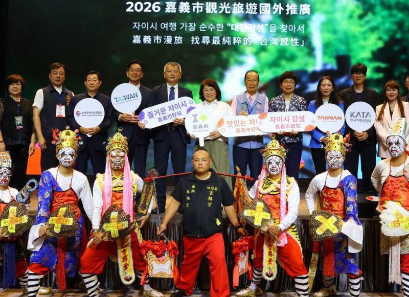 嘉義市政府2日在韓國釜山舉辦觀光旅遊推介會，市長黃敏惠（2排右6）以「嘉義式感性」為主題，介紹融合木都文化、特色咖啡店與慢活氛圍的嘉義市。（嘉義市政府提供）
