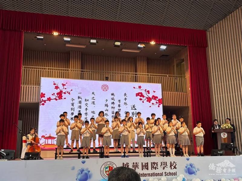 學弟妹以悠揚笛聲送別畢業學長姐，溫馨的樂聲傳遞滿滿祝福與不捨之情，為畢業典禮增添感人氛圍