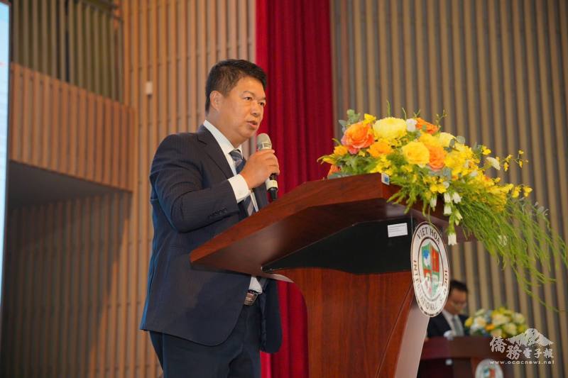 駐胡志明辦事處處長韓國耀致詞，肯定越華國際學校辦學成果，並勉勵畢業生保持學習熱情、勇敢追夢，迎向國際舞臺