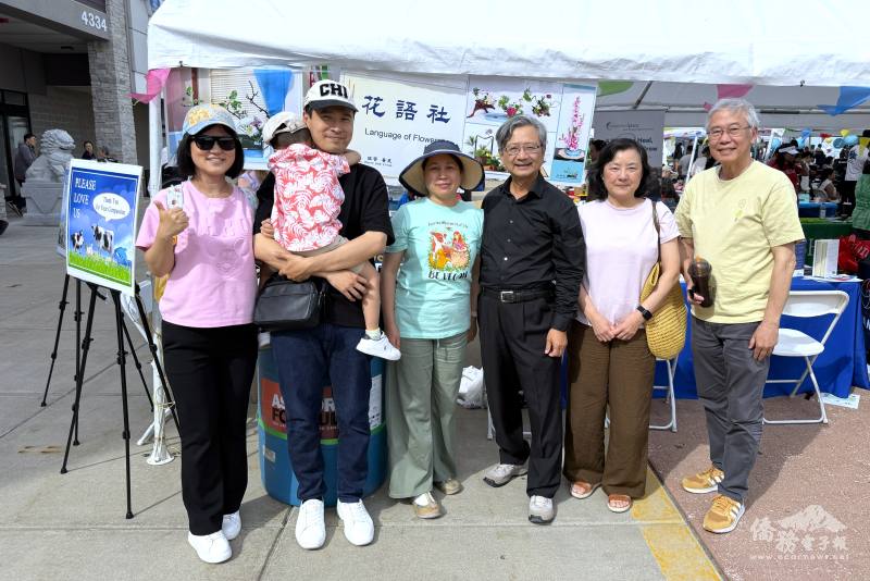 花語社社長林芳合 (左三) 、芝加哥文教中心主任雷棋 (左二) 、義工及臺僑合影