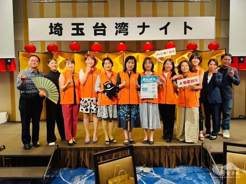 駐日本代表處僑務組副組長李承芸(右6)、日本台灣OKAMI會會長紀秋美(左6)、該會執行團隊及演出者合照