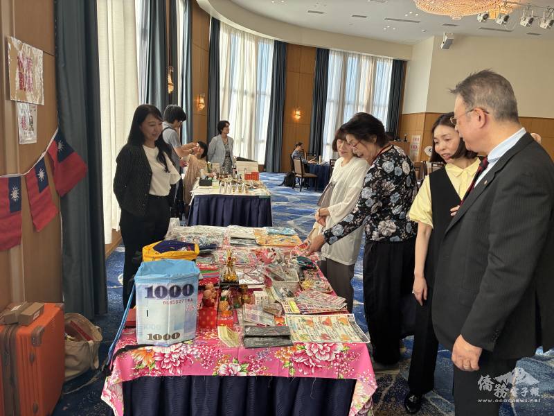 會場設置臺灣物產、觀光及文創飾品等攤位