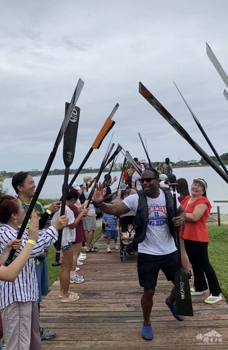 慶祝龍舟比賽結束後的歡呼儀式