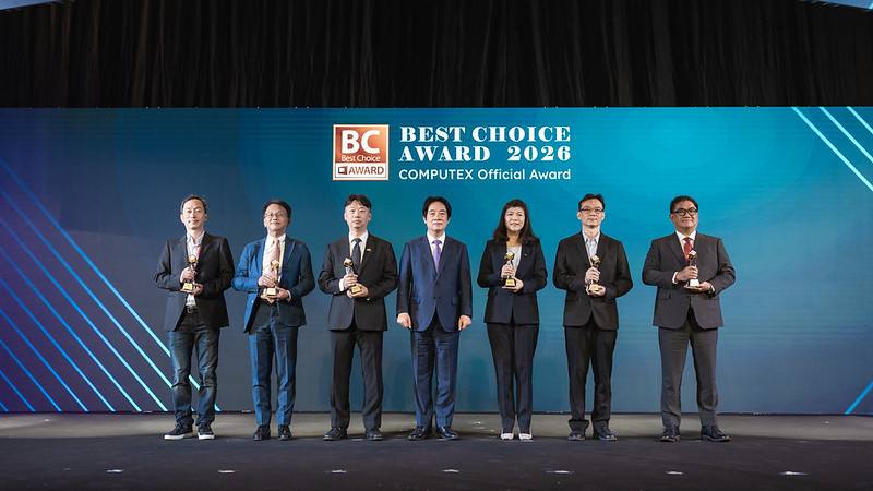 總統頒發科技永續特別獎、金獎、年度大獎予獲獎企業代表