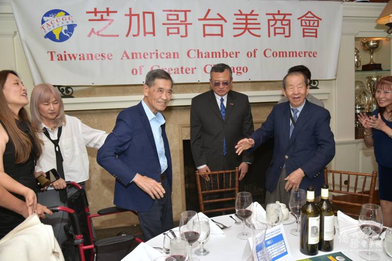 眾人齊賀許肇祥 (左三) 連任國策顧問