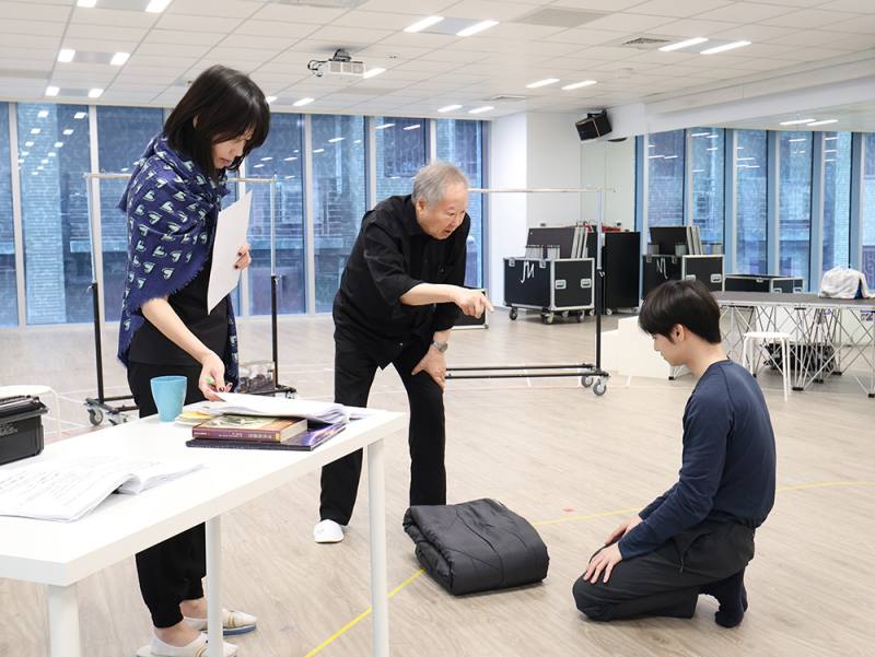 《深夜小狗神秘習題》排練現場，導演楊世彭（中）指導演員排練。（果陀劇場 提供）