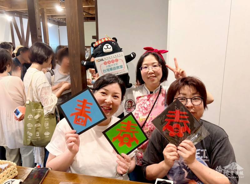 參與剪紙文化體驗的民眾開心展示成果，透過實作體驗感受臺灣剪紙及正體字魅力