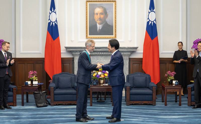 賴清德總統今（2）日上午頒授捷克參議長韋德齊（Miloš Vystrčil）「特種大綬卿雲勳章」