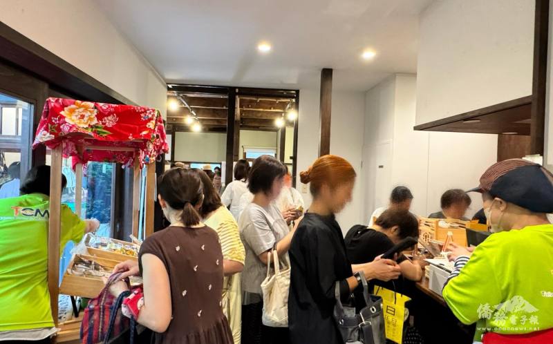 TCML大阪弁天町台灣華語教室的攤位滿滿人潮，TCML學員變身為臺灣文化大使