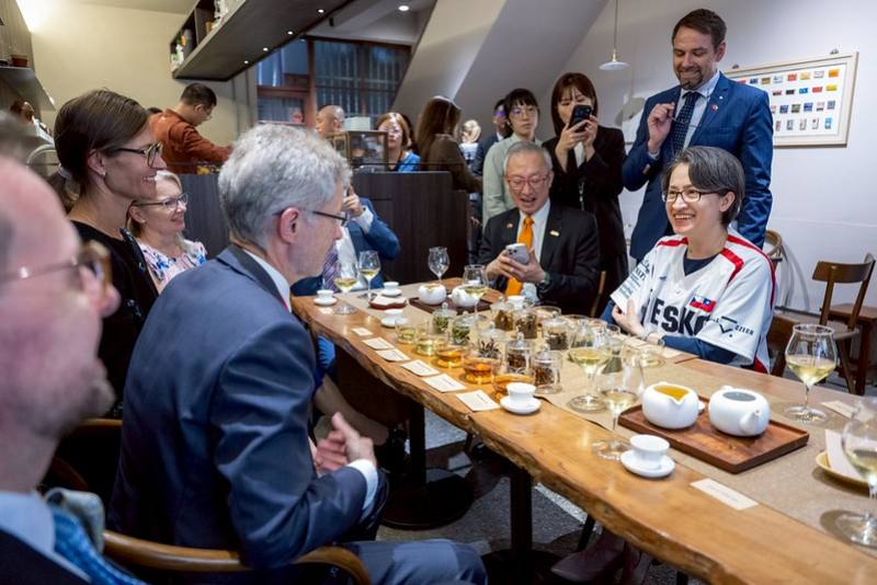 捷克參議院議長韋德齊（Miloš Vystrčil）率團來訪，蕭美琴副總統1日下午特別邀請訪團前往大稻埕體驗臺灣茶文化