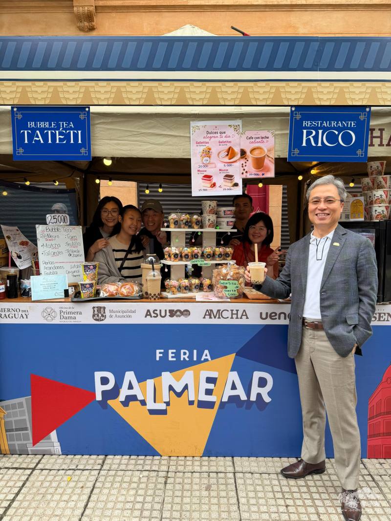 李岳融與參與園遊會的僑胞店家 Tateti 及 Restaurante Rico 於攤位前合影