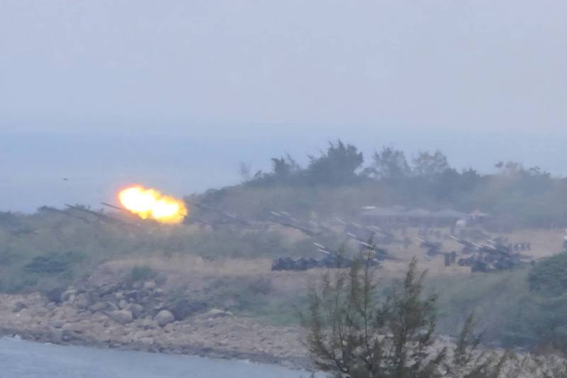 第四作戰區2日實施「115年重砲暨新式武器換裝驗證射擊」，於楓港北陣地進行M110A2自走砲及155公厘榴彈砲射擊，射擊瞬間爆出火光，伴隨隆隆砲聲，場面震撼。